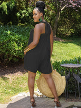Mono corto de pierna ancha con cuello halter